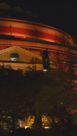 Vertikales-Außenvideo-Der-Royal-Albert-Hall-In-London,-Großbritannien,-Nachts-Mit-Flutlicht-Beleuchtet-1